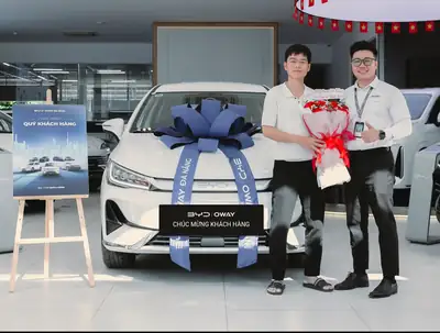 Khách hàng nhận xe BYD tại BYD OWAY Đà Nẵng