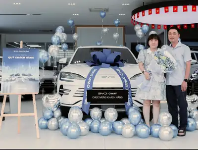 Khách hàng nhận xe BYD tại BYD OWAY Đà Nẵng