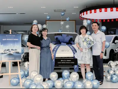 Khách hàng nhận xe BYD tại BYD OWAY Đà Nẵng