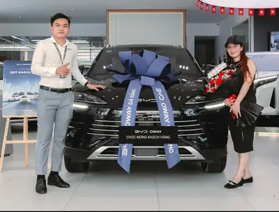 Khách hàng nhận xe BYD tại BYD OWAY Đà Nẵng