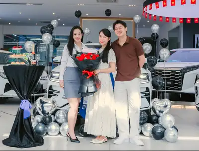 Khách hàng nhận xe BYD tại BYD OWAY Đà Nẵng