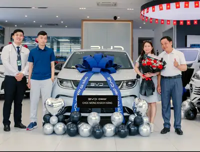 Khách hàng nhận xe BYD tại BYD OWAY Đà Nẵng