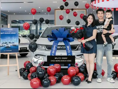 Khách hàng nhận xe BYD tại BYD OWAY Đà Nẵng