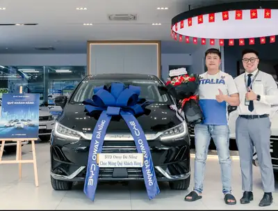 Khách hàng nhận xe BYD tại BYD OWAY Đà Nẵng