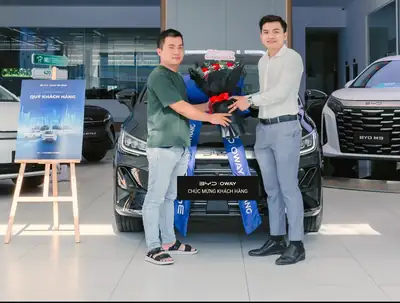 Khách hàng nhận xe BYD tại BYD OWAY Đà Nẵng