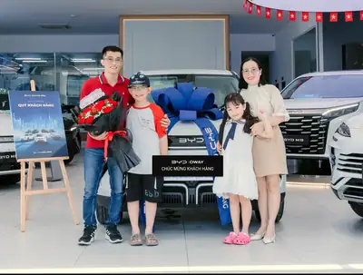 Khách hàng nhận xe BYD tại BYD OWAY Đà Nẵng