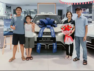 Khách hàng nhận xe BYD tại BYD OWAY Đà Nẵng