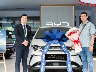 Khách hàng nhận xe BYD tại BYD OWAY Đà Nẵng