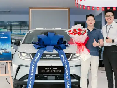 Khách hàng nhận xe BYD tại BYD OWAY Đà Nẵng