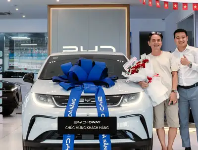 Khách hàng nhận xe BYD tại BYD OWAY Đà Nẵng
