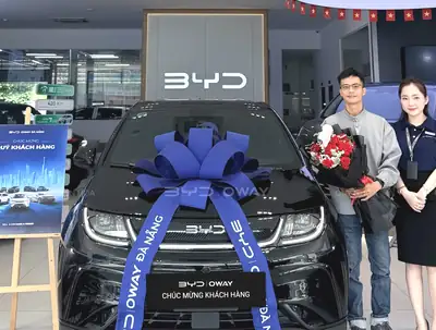Khách hàng nhận xe BYD tại BYD OWAY Đà Nẵng