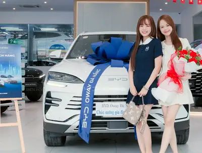 Khách hàng nhận xe BYD tại BYD OWAY Đà Nẵng