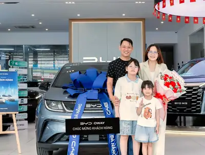 Khách hàng nhận xe BYD tại BYD OWAY Đà Nẵng
