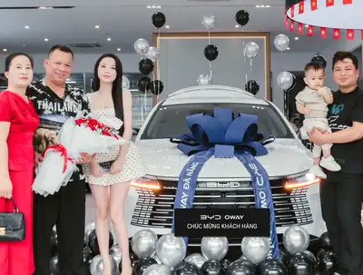 Khách hàng nhận xe BYD tại BYD OWAY Đà Nẵng