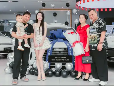 Khách hàng nhận xe BYD tại BYD OWAY Đà Nẵng