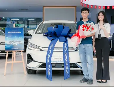 Khách hàng nhận xe BYD tại BYD OWAY Đà Nẵng