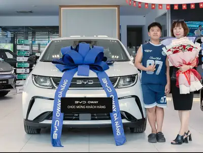 Khách hàng nhận xe BYD tại BYD OWAY Đà Nẵng
