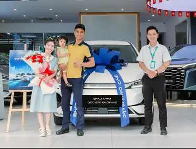Khách hàng nhận xe BYD tại BYD OWAY Đà Nẵng
