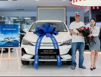 Khách hàng nhận xe BYD tại BYD OWAY Đà Nẵng