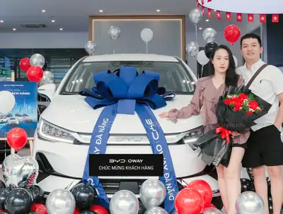 Khách hàng nhận xe BYD tại BYD OWAY Đà Nẵng