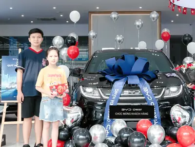 Khách hàng nhận xe BYD tại BYD OWAY Đà Nẵng
