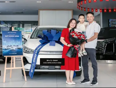 Khách hàng nhận xe BYD tại BYD OWAY Đà Nẵng