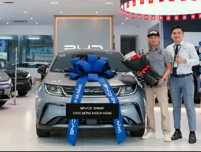 Khách hàng nhận xe BYD tại BYD OWAY Đà Nẵng