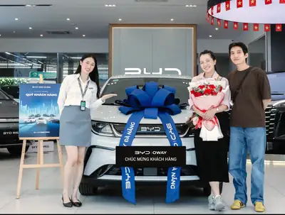 Khách hàng nhận xe BYD tại BYD OWAY Đà Nẵng