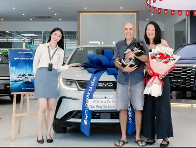 Khách hàng nhận xe BYD tại BYD OWAY Đà Nẵng