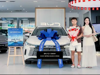 Khách hàng nhận xe BYD tại BYD OWAY Đà Nẵng