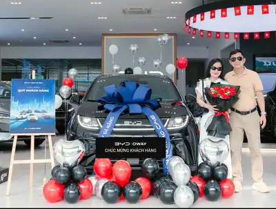 Khách hàng nhận xe BYD tại BYD OWAY Đà Nẵng