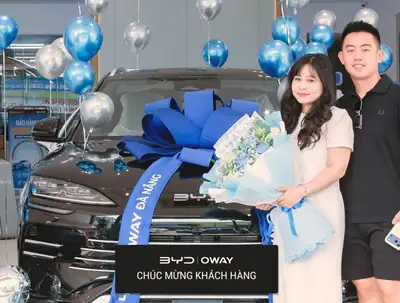 Khách hàng nhận xe BYD tại BYD OWAY Đà Nẵng