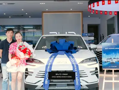 Khách hàng nhận xe BYD tại BYD OWAY Đà Nẵng