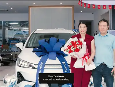 Khách hàng nhận xe BYD tại BYD OWAY Đà Nẵng