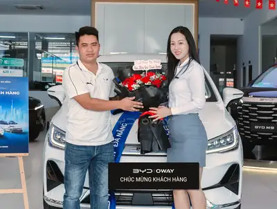 Khách hàng nhận xe BYD tại BYD OWAY Đà Nẵng