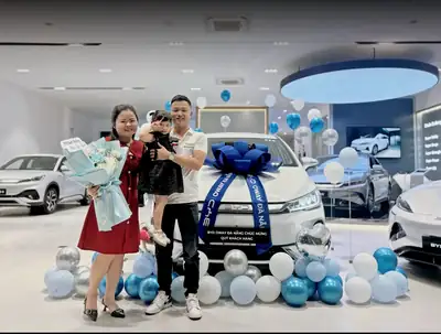 Khách hàng nhận xe BYD tại BYD OWAY Đà Nẵng