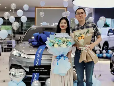 Khách hàng nhận xe BYD tại BYD OWAY Đà Nẵng