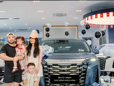 Khách hàng nhận xe BYD tại BYD OWAY Đà Nẵng