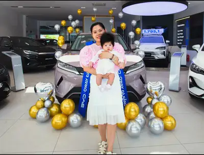 Khách hàng nhận xe BYD tại BYD OWAY Đà Nẵng