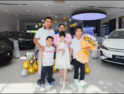 Khách hàng nhận xe BYD tại BYD OWAY Đà Nẵng