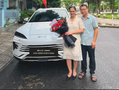 Khách hàng nhận xe BYD tại BYD OWAY Đà Nẵng
