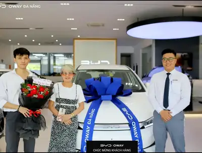 Khách hàng nhận xe BYD tại BYD OWAY Đà Nẵng