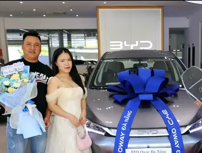 Khách hàng nhận xe BYD tại BYD OWAY Đà Nẵng
