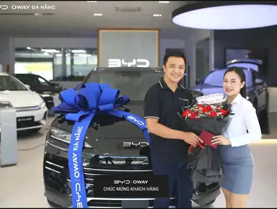 Khách hàng nhận xe BYD tại BYD OWAY Đà Nẵng