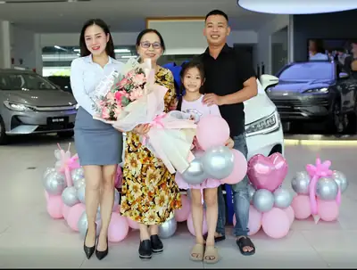 Khách hàng nhận xe BYD tại BYD OWAY Đà Nẵng