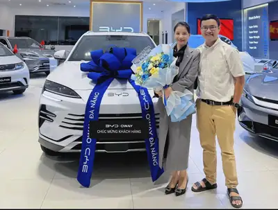 Khách hàng nhận xe BYD tại BYD OWAY Đà Nẵng