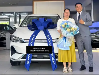 Khách hàng nhận xe BYD tại BYD OWAY Đà Nẵng