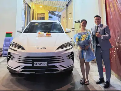 Khách hàng nhận xe BYD tại BYD OWAY Đà Nẵng