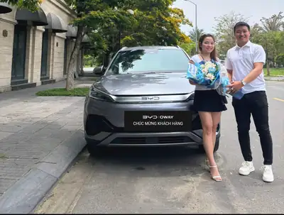 Khách hàng nhận xe BYD tại BYD OWAY Đà Nẵng