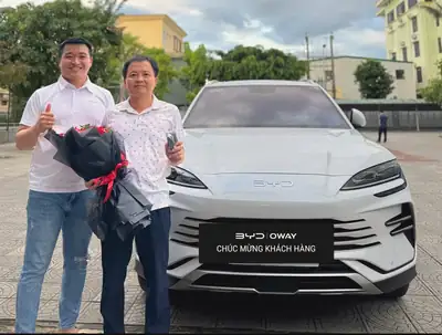 Khách hàng nhận xe BYD tại BYD OWAY Đà Nẵng
